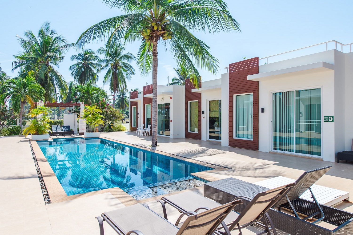 Отели Oriental Beach Pearl Resort и The Beach Village Resort